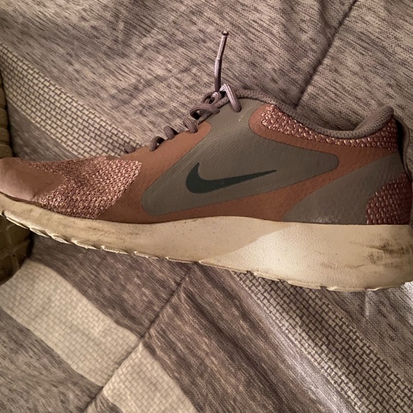 Used size 9 Nikes - Picture 3 of 5